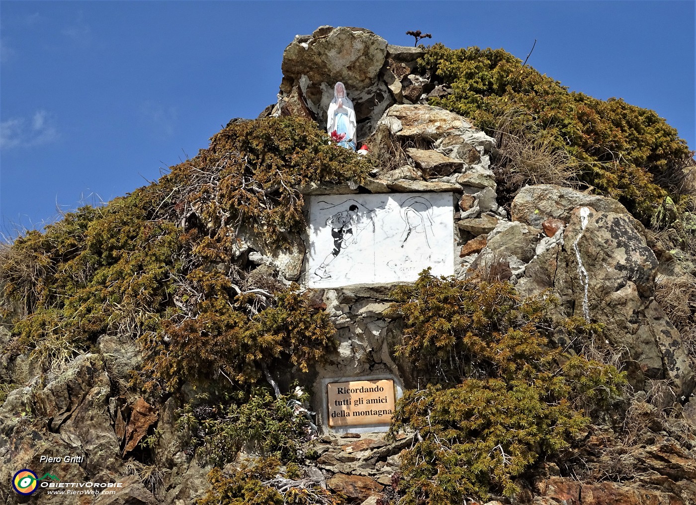 56 Alla Forcella Rossa (2055 m) con la  Madonnina del G.A.M.A. -Gruppo Amici Montagna Alme.JPG